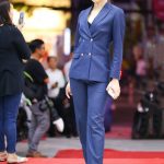 Người đẹp Thiên Hương với bộ vest cá tính đến dự khai trương